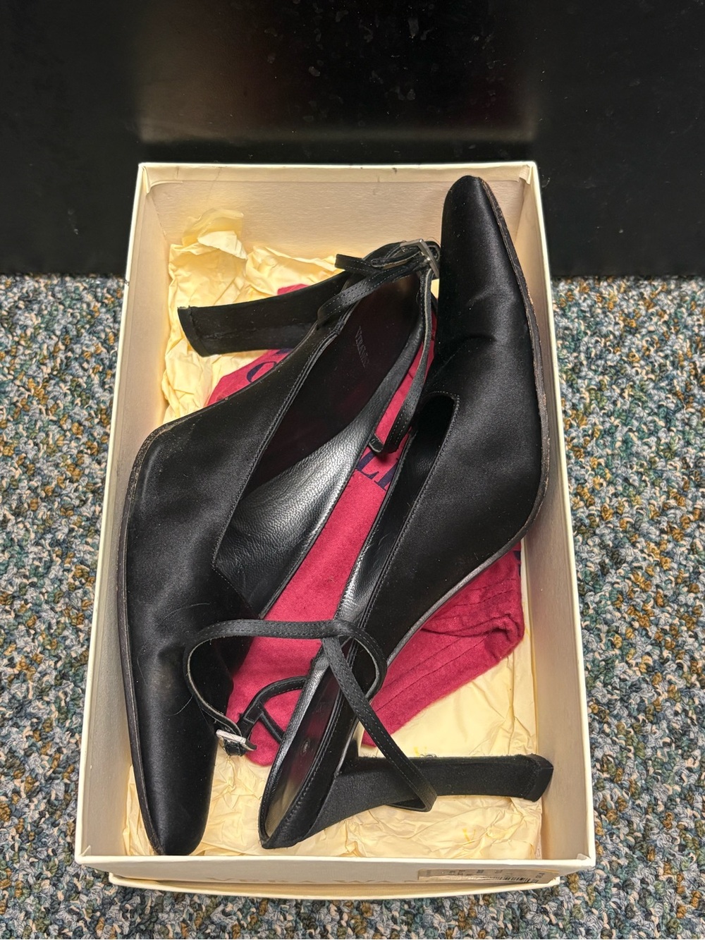 Vera Wang Black Pointed-Toe
Slingback Heels Size 8